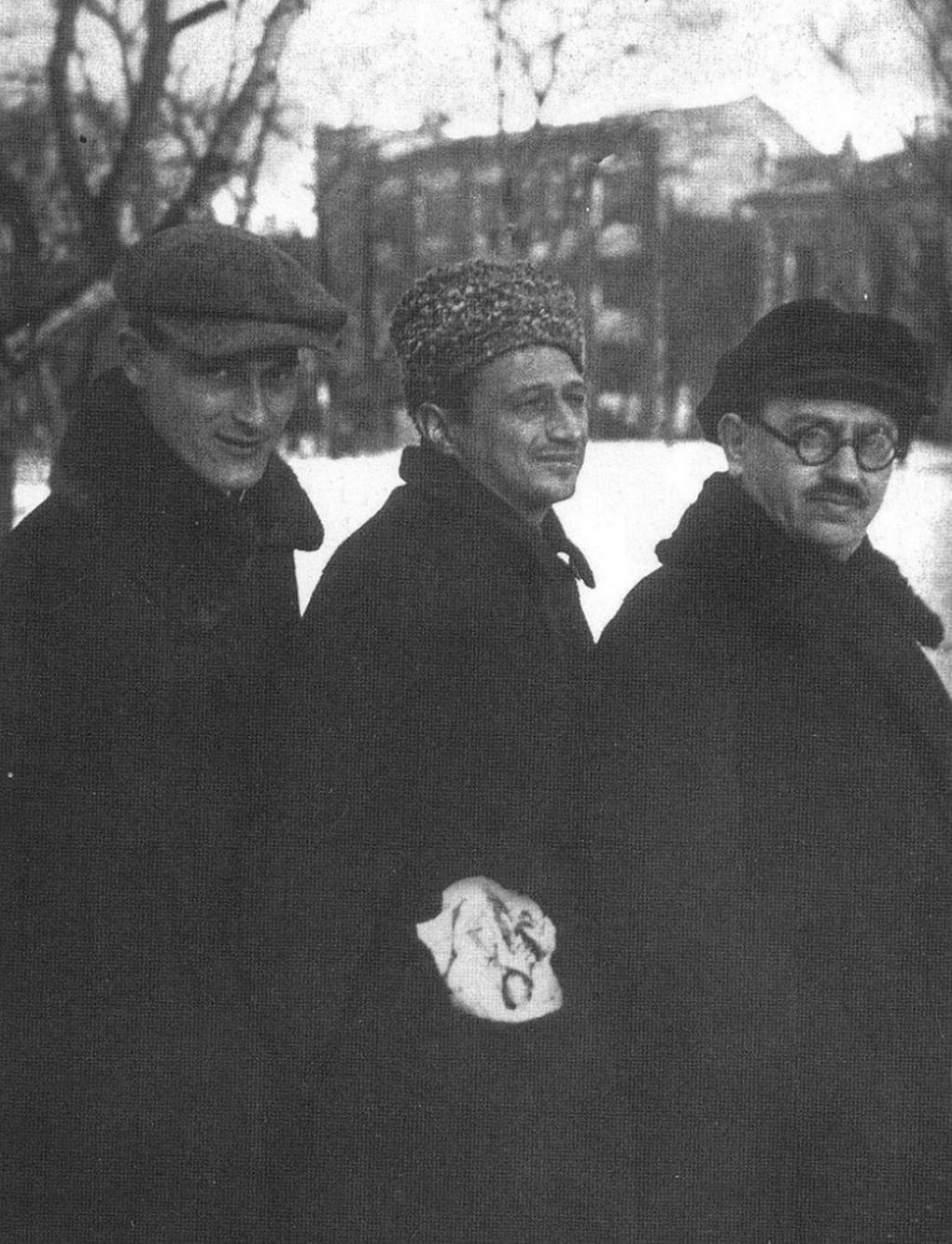 Евгений Петров, Борис Левин и поэт-юморист Михаил Пустынин. Фото Ильи Ильфа. Александра Ильф «Москва и москвичи в фотографиях Ильи Ильфа». Москва: Издательство «ЛомоносовЪ», 2011