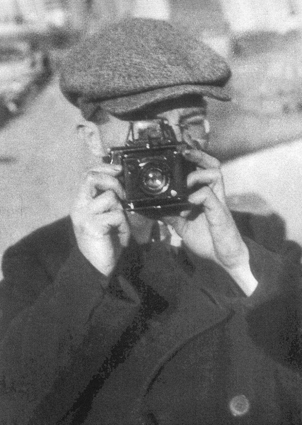 Ильф-фотограф. 1929 год. Фото Всеволода Чекризова. Александра Ильф «Москва и москвичи в фотографиях Ильи Ильфа». Москва: Издательство «ЛомоносовЪ», 2011