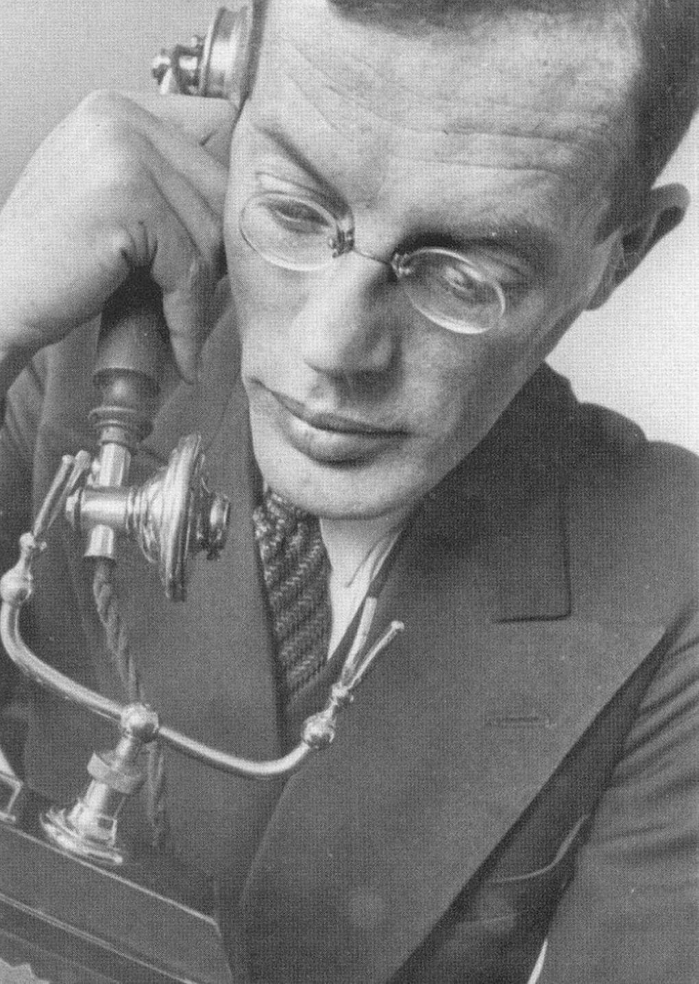 Илья Ильф. Фото Елеазара Лангмана. 1932 год. Александра Ильф «Москва и москвичи в фотографиях Ильи Ильфа». Москва: Издательство «ЛомоносовЪ», 2011