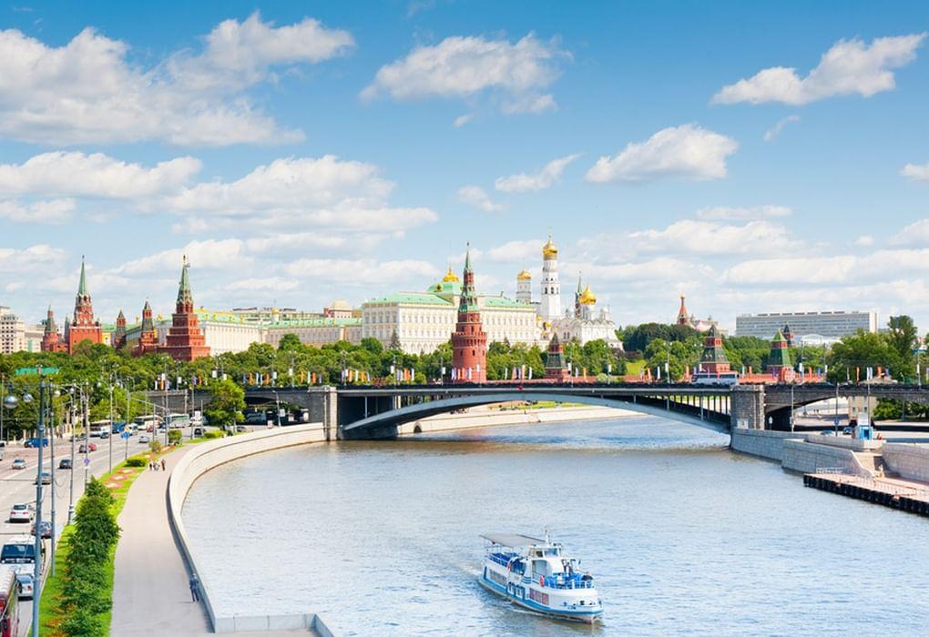 Вид на Кремль с Патриаршего моста. Москва. Фотография: Екатерина Овсянникова / фотобанк «Лори»