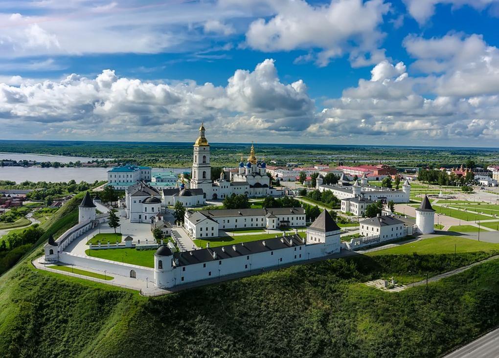 Вид с воздуха на Тобольский кремль летним днем. Фотография: Сергей Буторин / фотобанк «Лори»