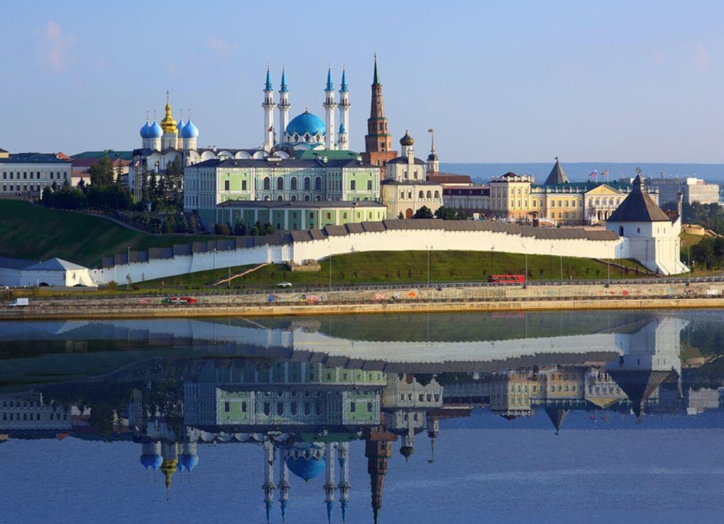 Казанский кремль с отражением в реке на закате. Фотография: Михаил Коханчиков / фотобанк «Лори»