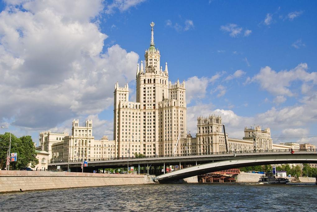 Высотное здание на Котельнической набережной. Вид с Москвы-реки. Фотография: Алёшина Оксана / фотобанк «Лори»