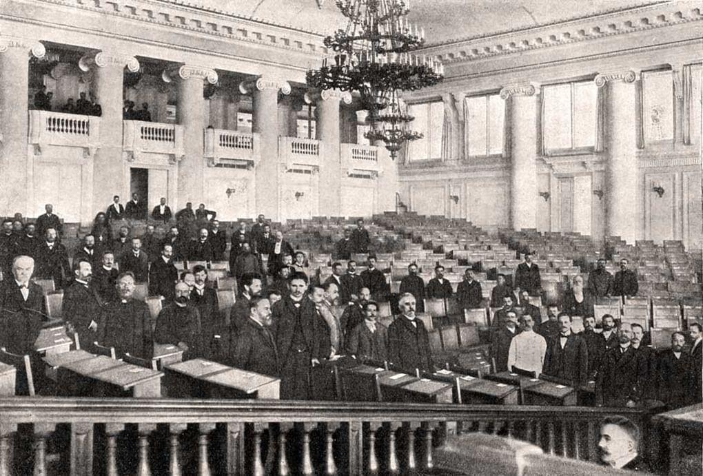 Таврический дворец. 25 апреля 1906 г. Депутаты Государственной Думы выбирают себе места. Фотография: Карл Булла / <a href="https://www.prlib.ru/item/407140" target="_blank" rel="noopener">prlib.ru</a>