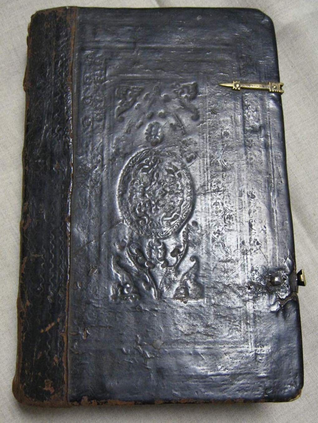 «Апостол», 1564 г. Обложка книги. Фотография: mefodiya.ru 
