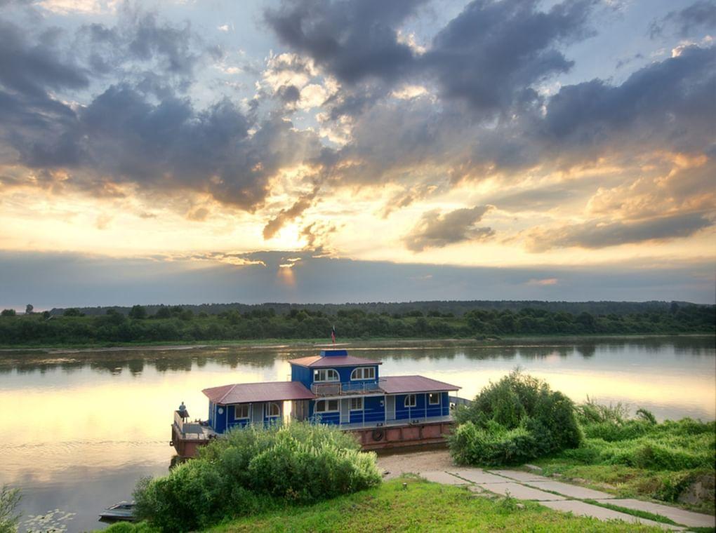 Речной вокзал в Тарусе на рассвете. Фотография: Liseykina / фотобанк «Лори»