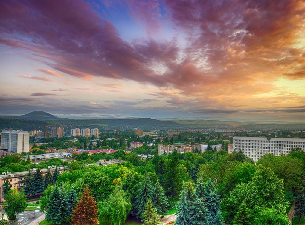 Вид на вечерний Пятигорск и гору Маштук. Фотография: Андрей Арестов / фотобанк «Лори»