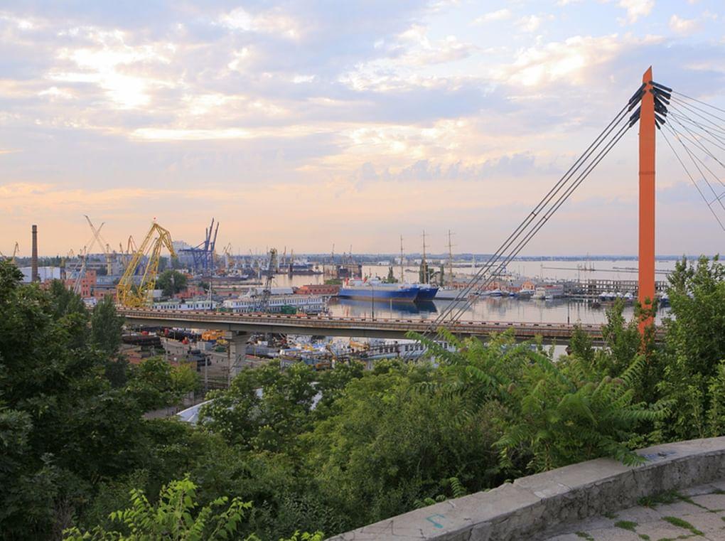 Вид на порт с Приморского бульвара. Фотография: BoLinar / фотобанк «Лори»