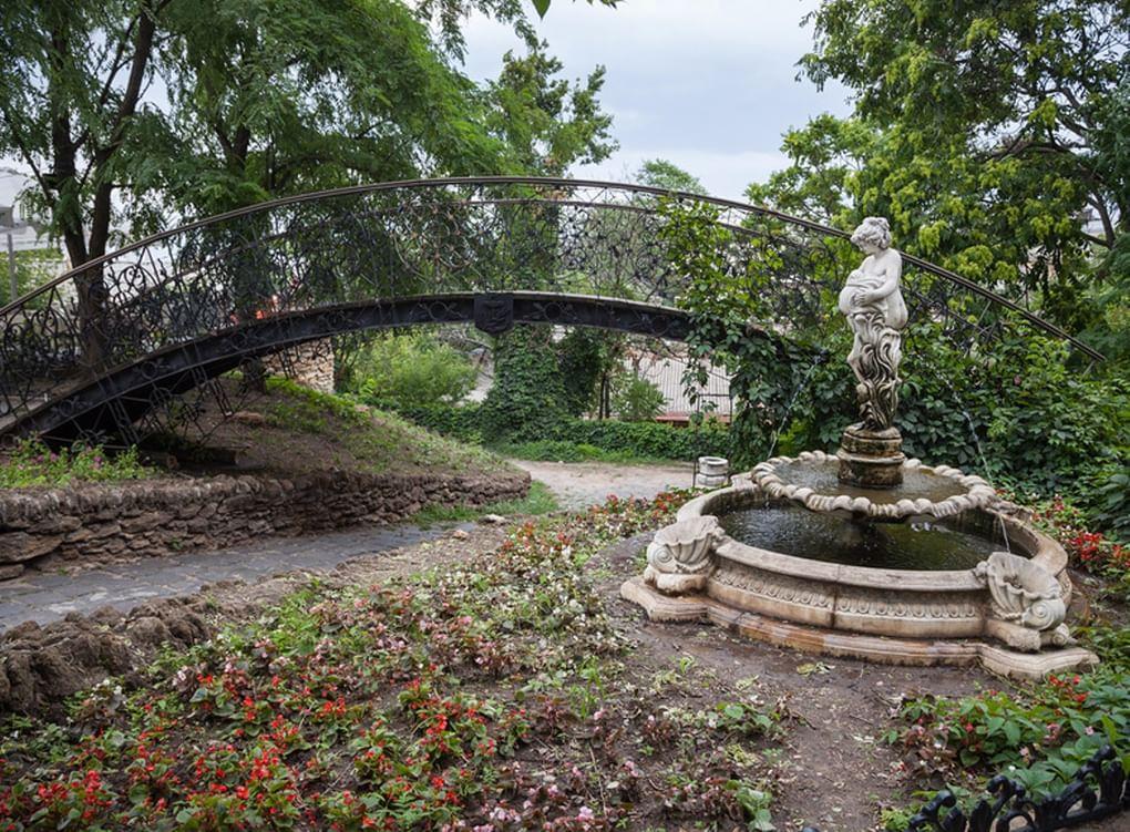 Фонтан в виде женщины с кувшином. Фотография: Наталья / фотобанк «Лори»