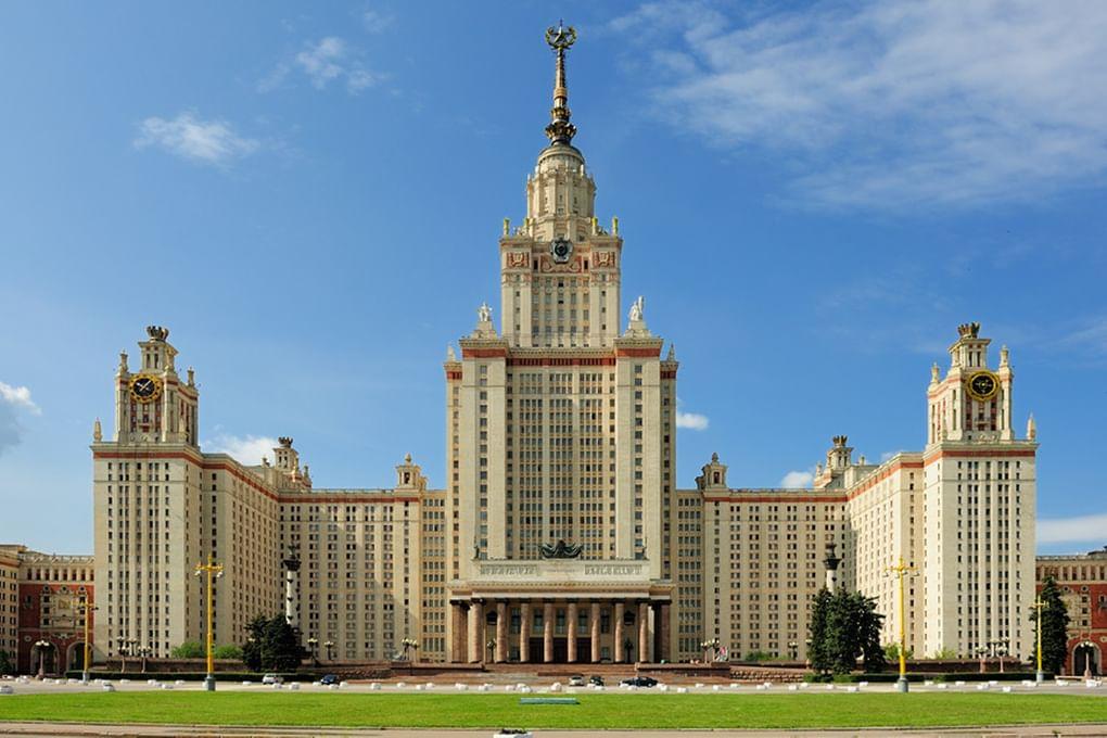 Главное здание МГУ на Воробьевых горах, Москва. Фотография: Денис Ларкин / фотобанк «Лори»