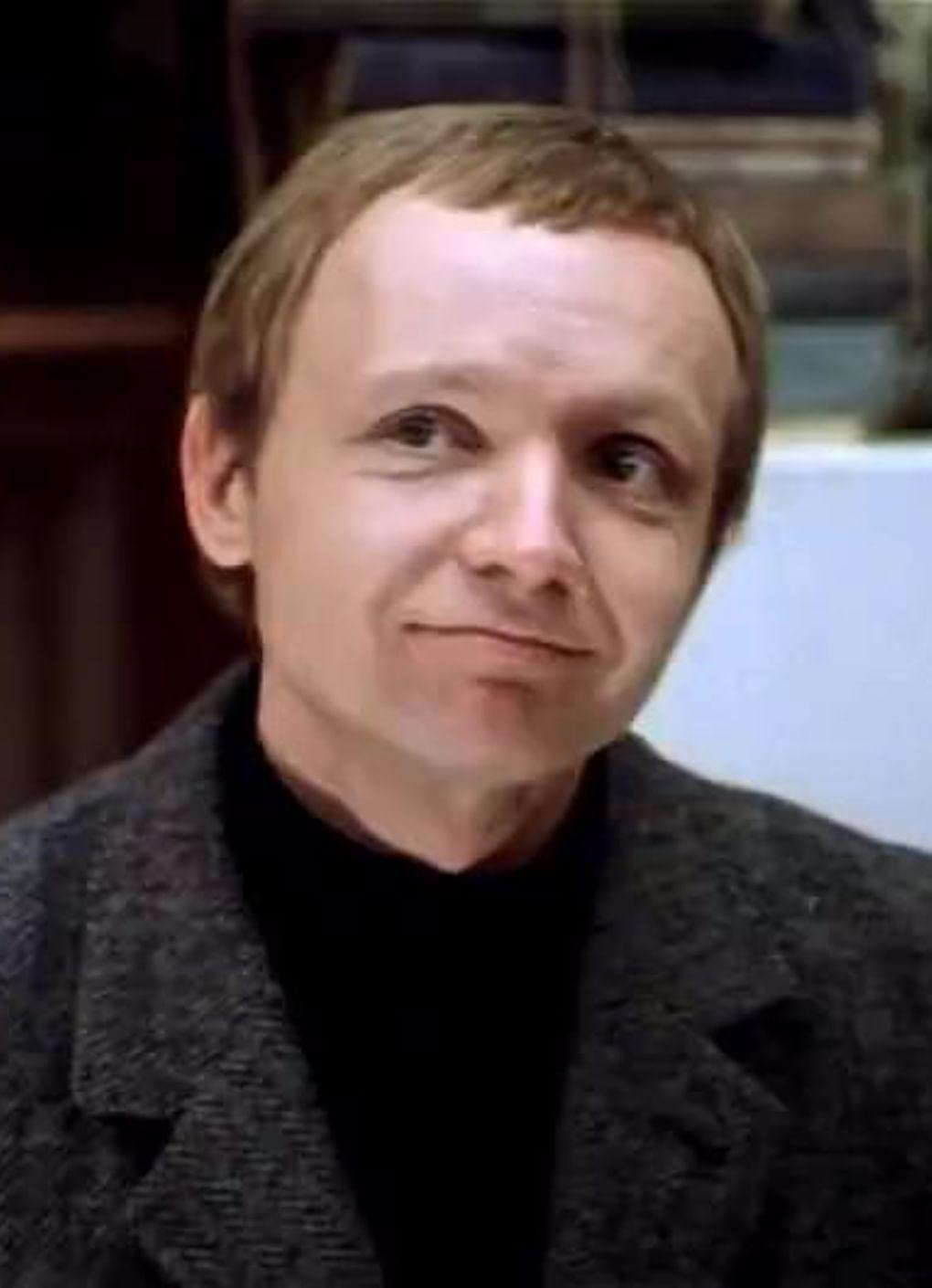 Андрей Мягков в роли Евгения Лукашина в художественном фильме Эльдара Рязанова «Ирония судьбы, или С легким паром!» (1975)