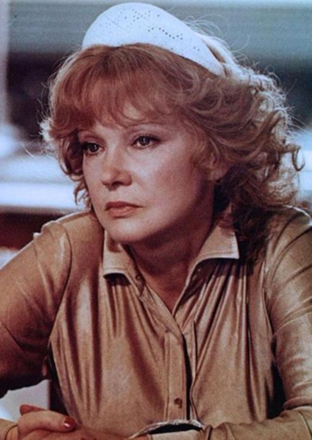 Людмила Гурченко в роли Веры Нефедовой в художественном фильме Эльдара Рязанова «Вокзал на двоих» (1982)