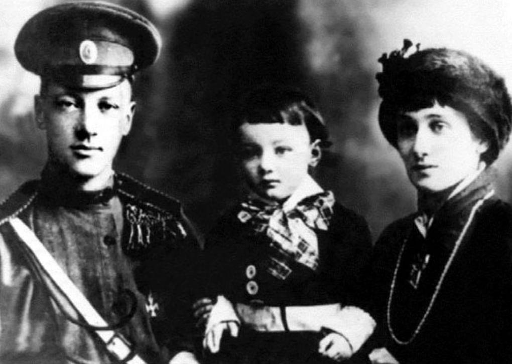 Анна Ахматова и Николай Гумилев с сыном Левой. 1915. Фотография: maskball.ru