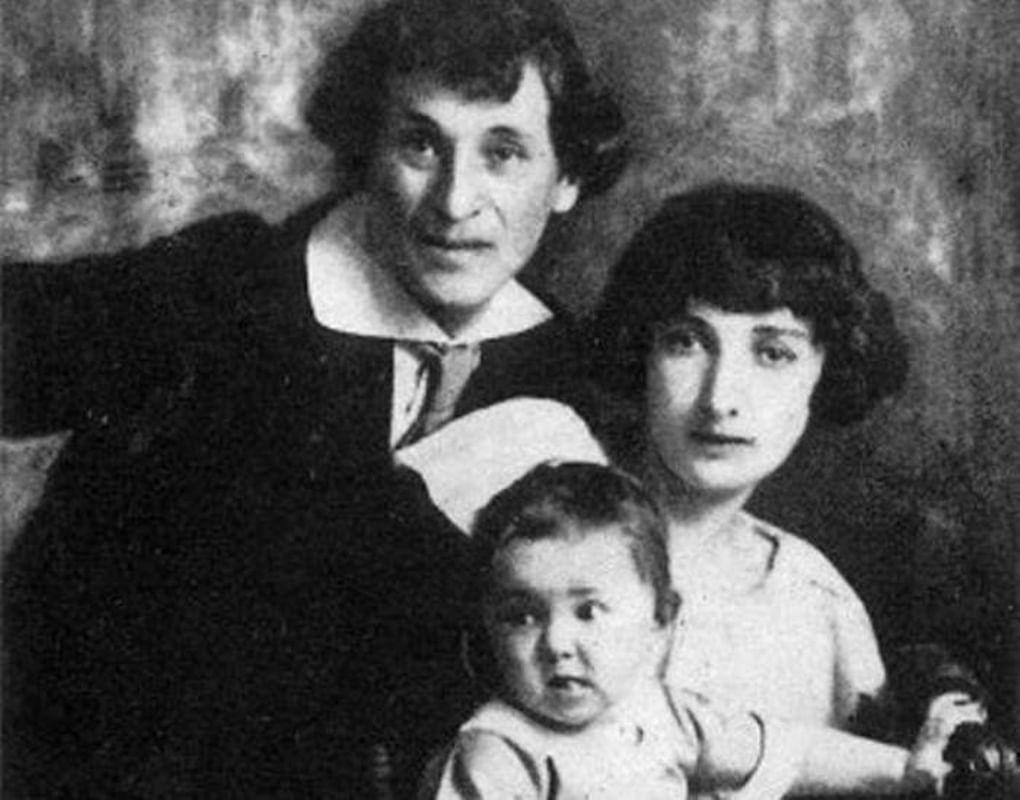 Марк и Белла Шагал с дочерью Идой. 1924. Фотография: kulturologia.ru