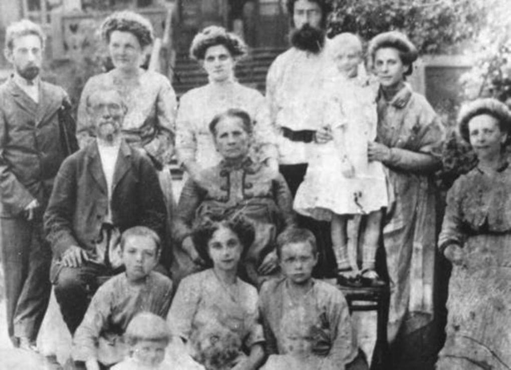 Семья Владимира Арсеньева в селе Батурино Черниговской области. Фотография: trip-dv.ru