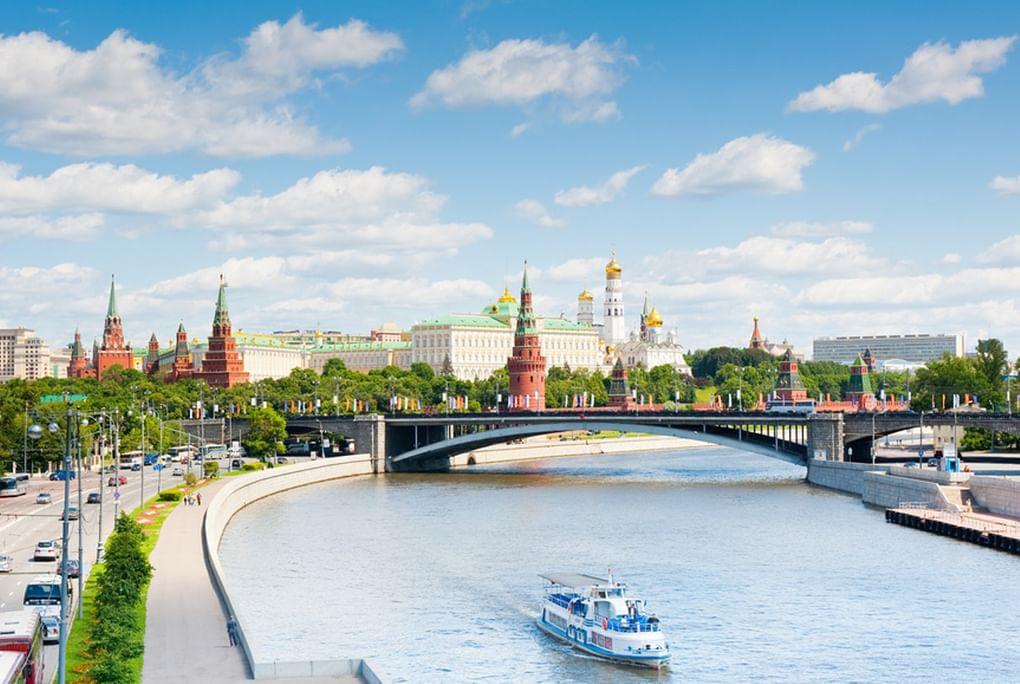 Вид на Кремлевский дворец. Фотография: Екатерина Овсянникова / фотобанк «Лори»
