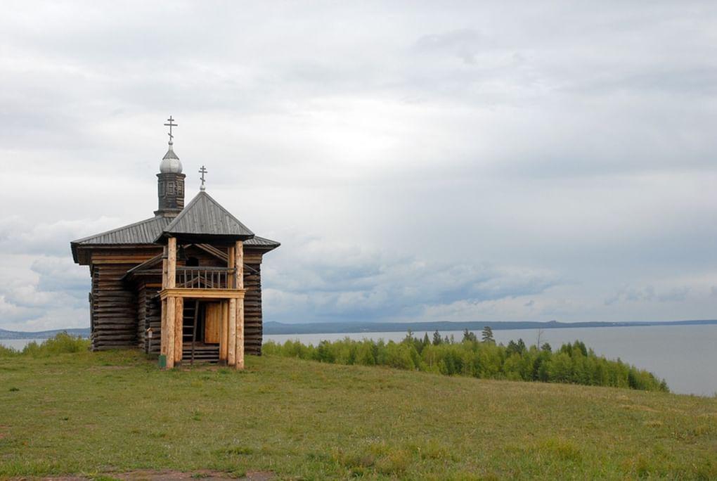 Деревянная церковь на берегу Ангары. Фотография: Svet / Фотобанк Лори