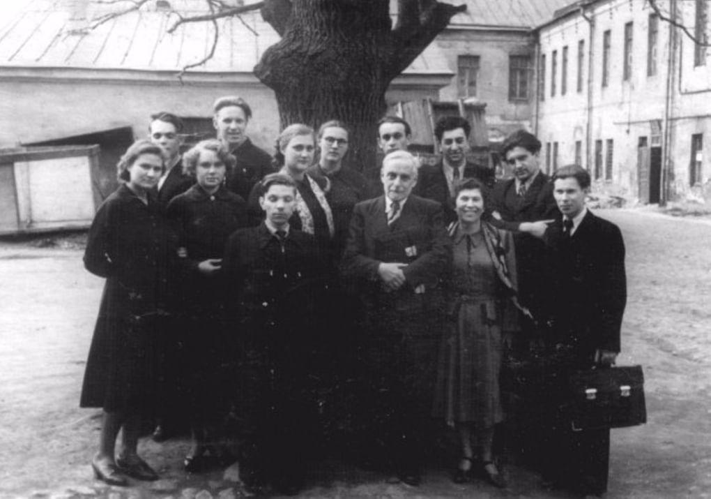 Владимир Пропп со студентами своего спецсеминара и аспирантами. Двор ЛГУ. Апрель, 1954 год. Фотография: kkos.ru