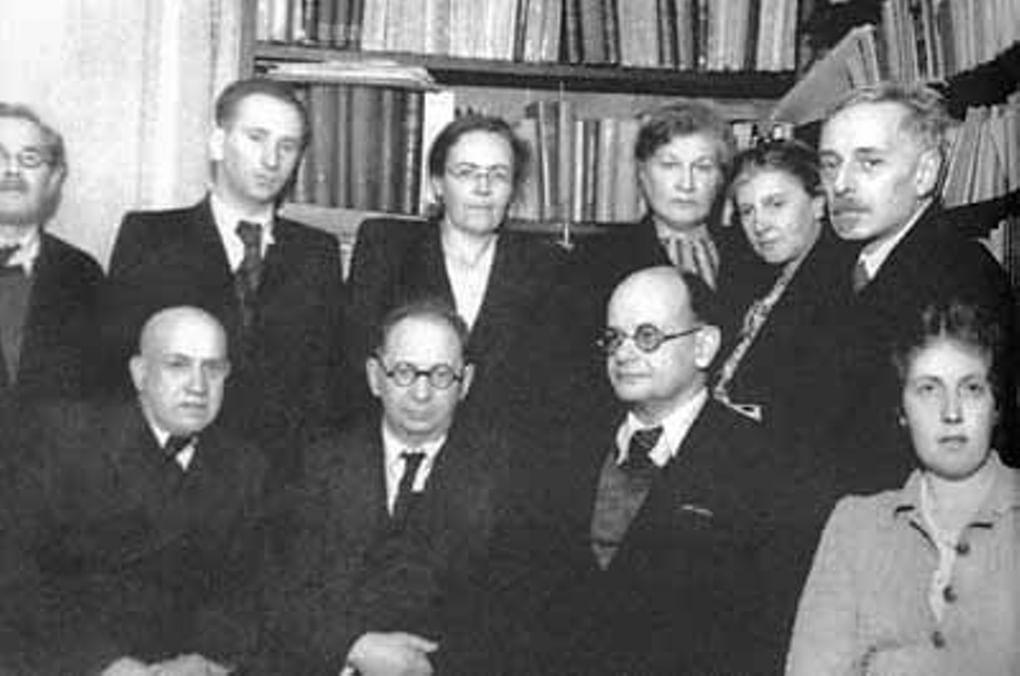 Владимир Пропп (справа в верхнем ряду) с коллегами. Январь, 1947 год. Фотография: spbumag.nw.ru