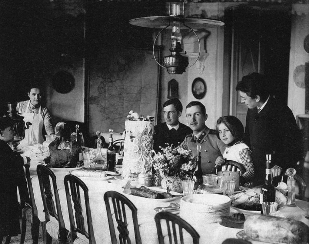 Пасхальный стол в семье Мамонтовых. 1888. Фотография: peoples.ru