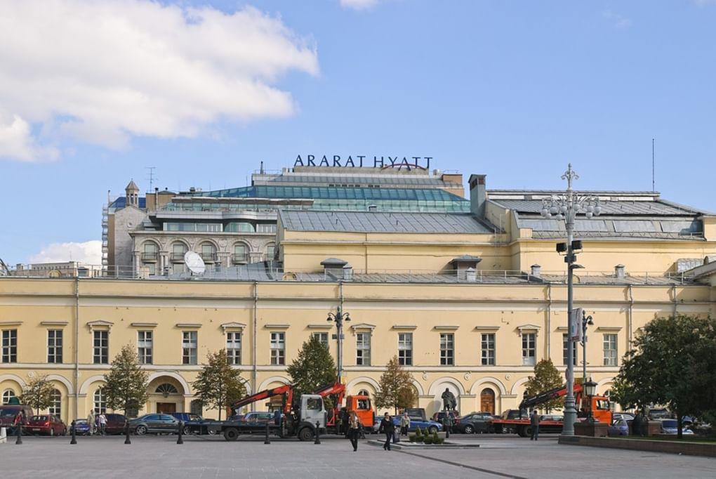Главный фасад здания Государственного академического Малого театра. Фрагмент. Фотография: Алёшина Оксана / фотобанк Лори