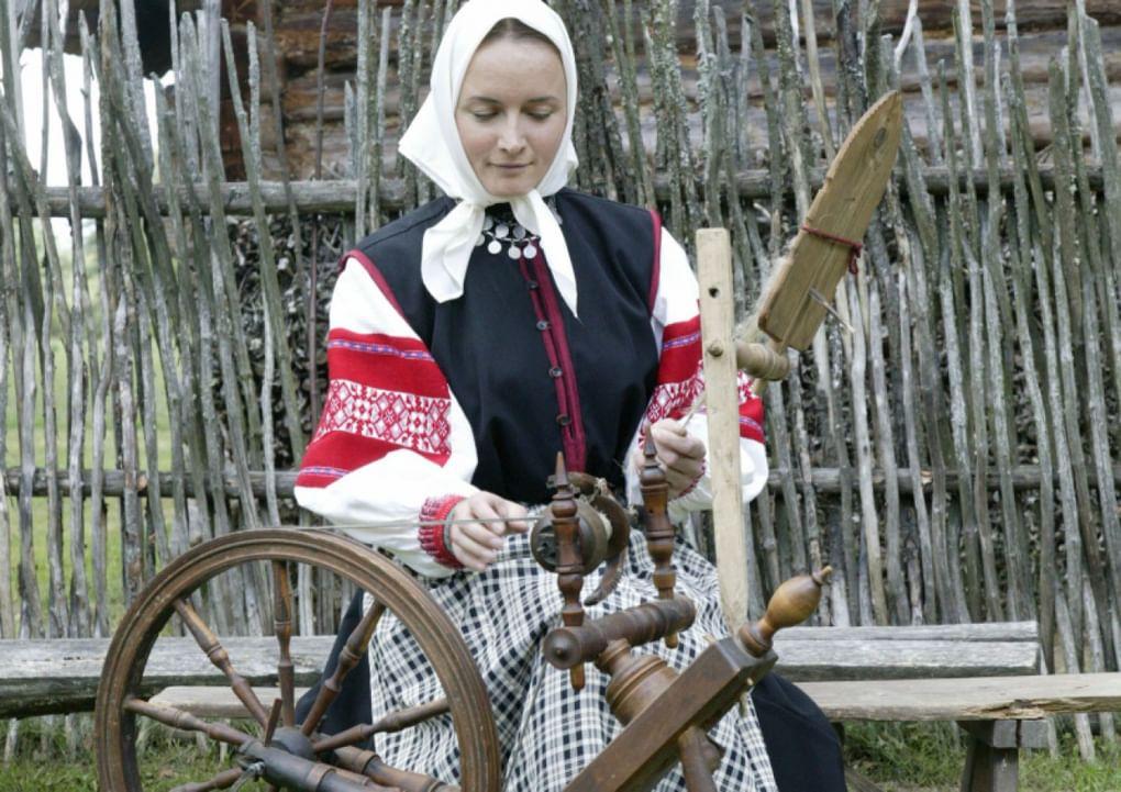 Девушка с прялкой