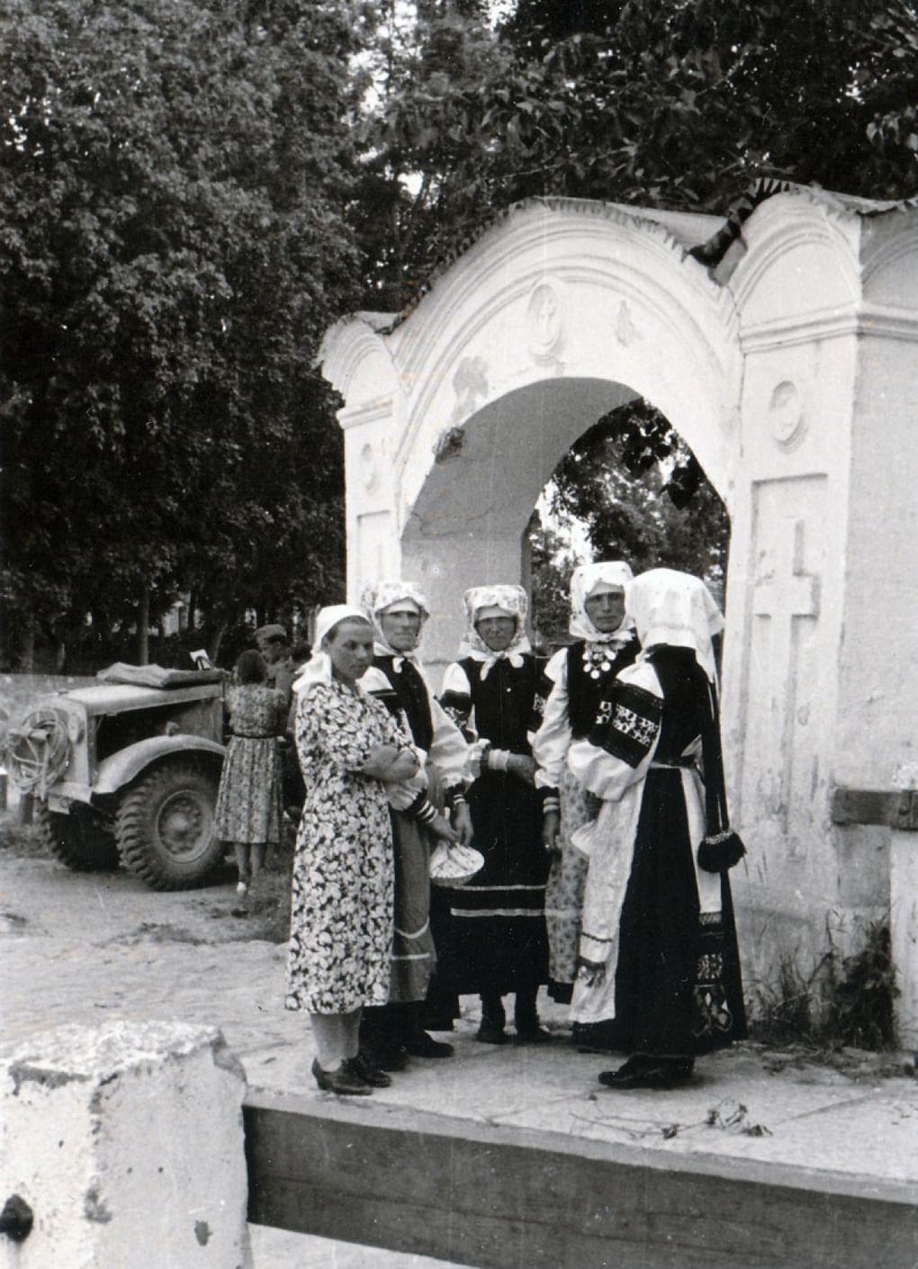 У входа в Псково-Печерский монастырь (1941)
