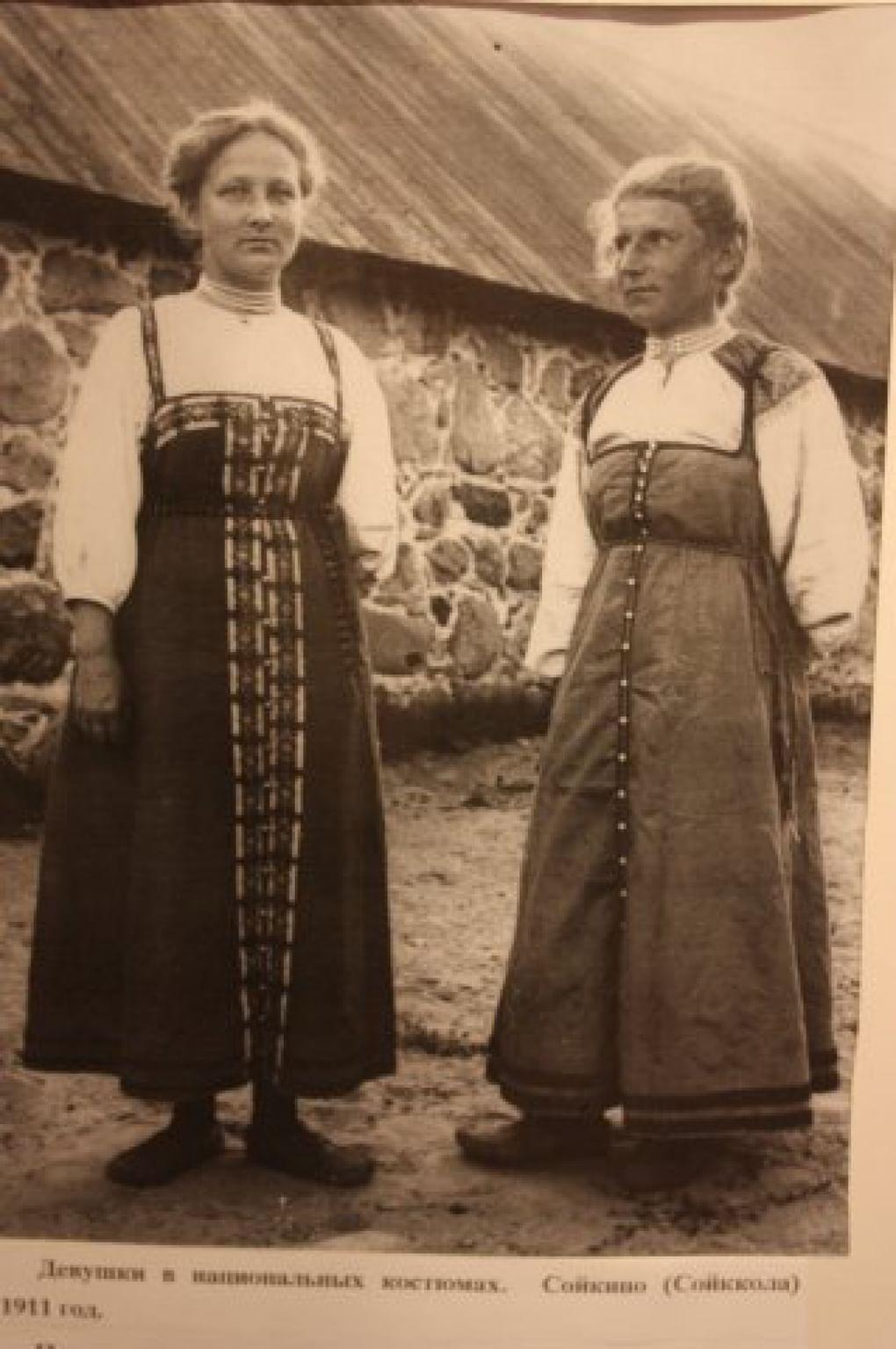 Девушки в национальных костюмах. Сойкино. 1911 год