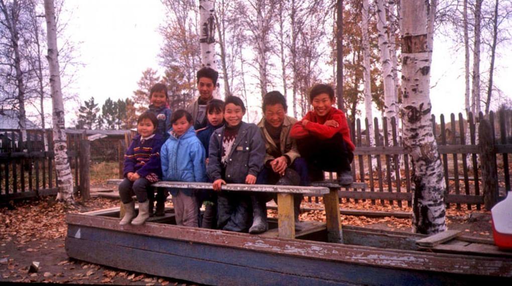 Дети-негидальцы на детской площадке