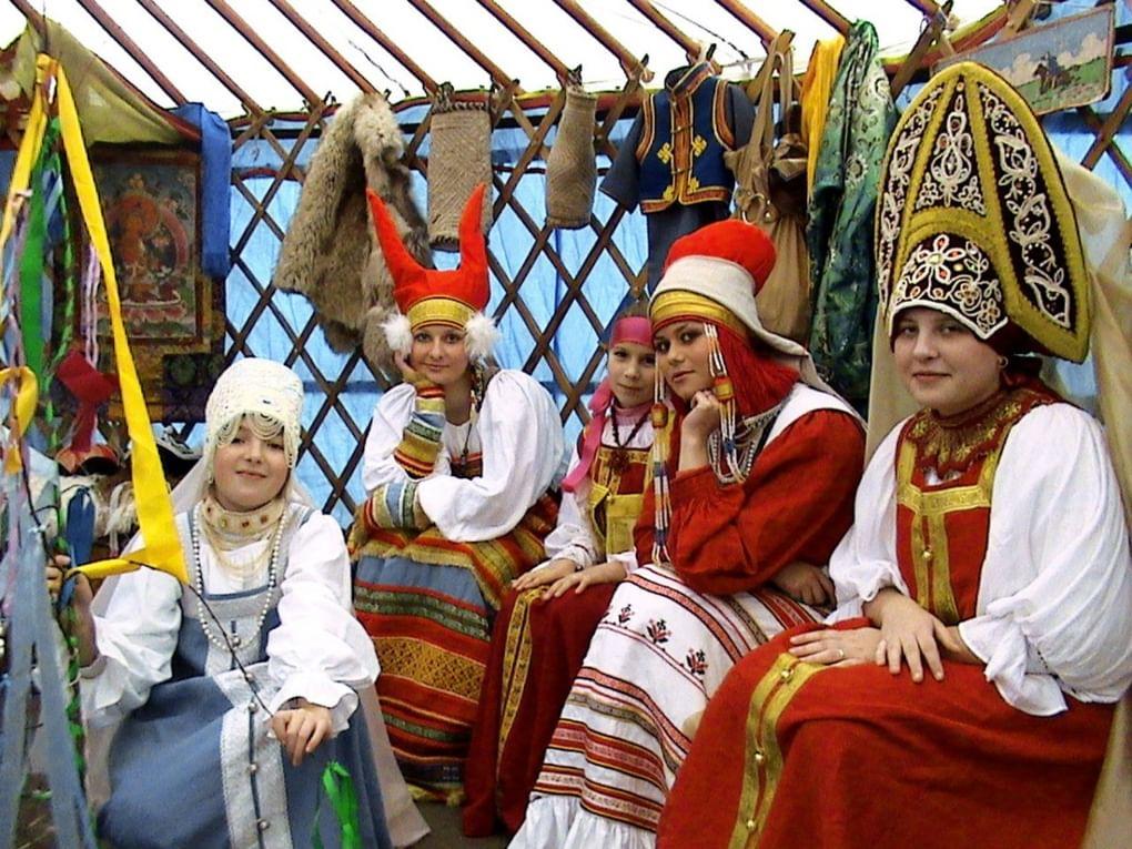 Костюмы из авторской коллекции художников Карелиных