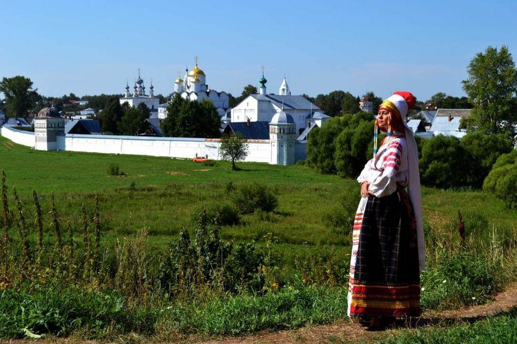 Костюм из авторской коллекции художников Карелиных
