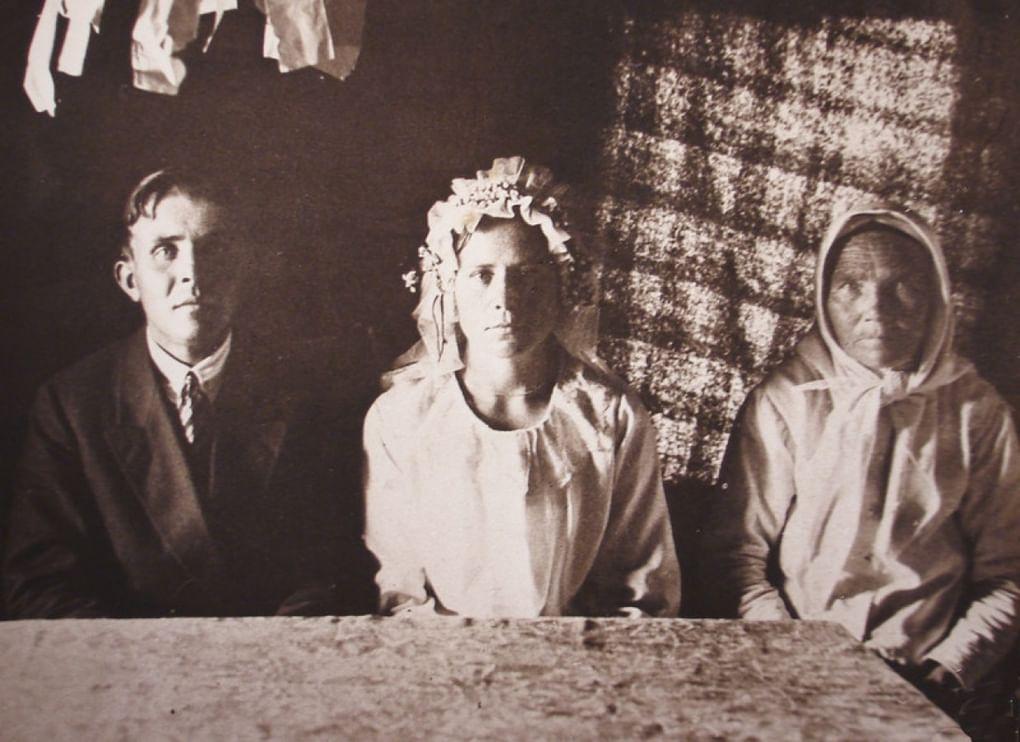 Молодые со свекровью. Дер. Глинки Кингисеппского района. Фотография Д. Золотарева. 1926 г. (Фотоархив РЭМ)