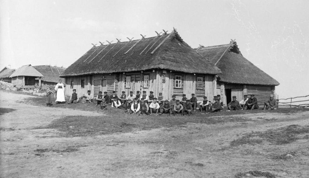 Курная изба в дер. Савимяки (Глинки Кингисеппского района). Фотография С. Паулахарью. 1911 г. (Из книги «Ингерманландия глазами Самули Паулахарью. Велоэкспедиция летом 1911 года») (Фотоархив Центра коренных народов ЛО)  