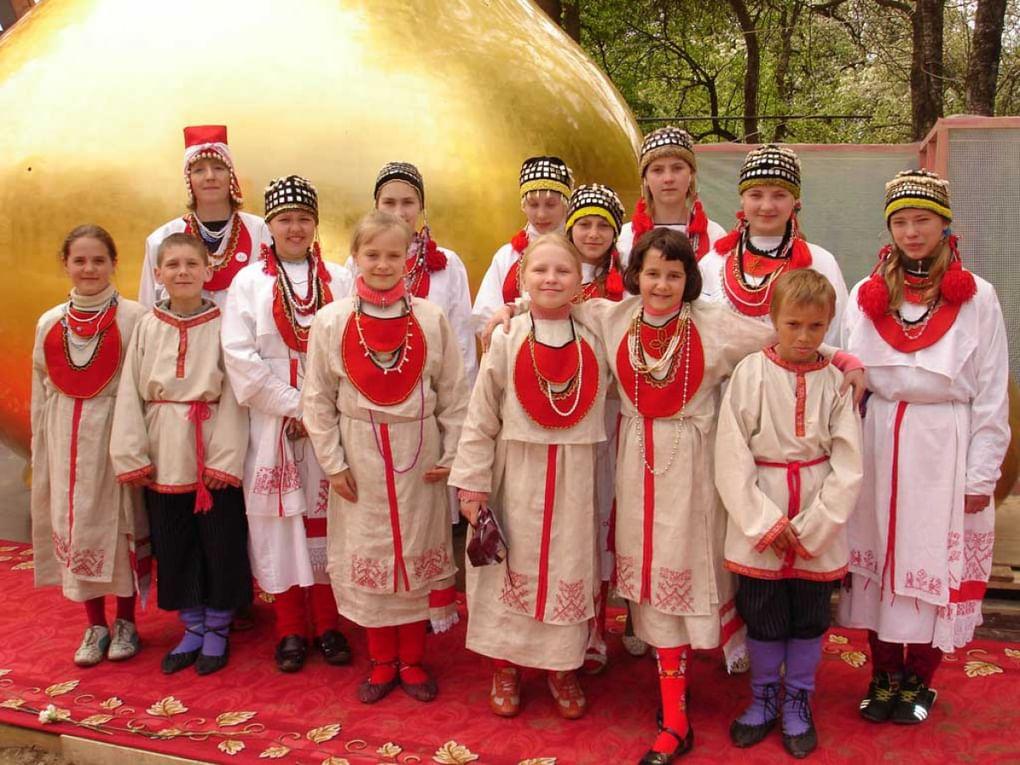 Водский детский ансамбль «Линнуд» (Птички). Фотография О. Коньковой. 2011 г. (Фотоархив Центра коренных народов ЛО)