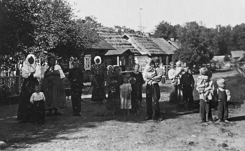 Жители дер. Харьявалта (Гора Валдай Ломоносовского района). Фотография С. Паулахарью. 1911 г. (Из книги «Ингерманландия глазами Самули Паулахарью. Велоэкспедиция летом 1911 года») (Фотоархив Центра коренных народов ЛО)