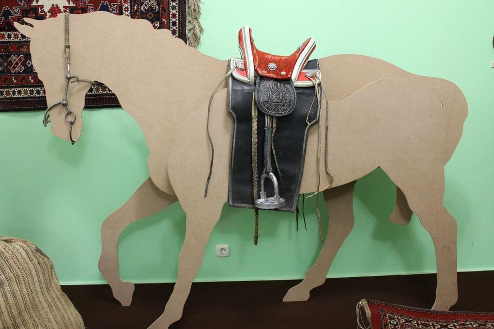 Нарядное седло конного всадника