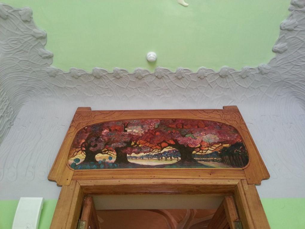 Декоративный десюдепорт над дверью в особняке А. Курлиной в Самаре