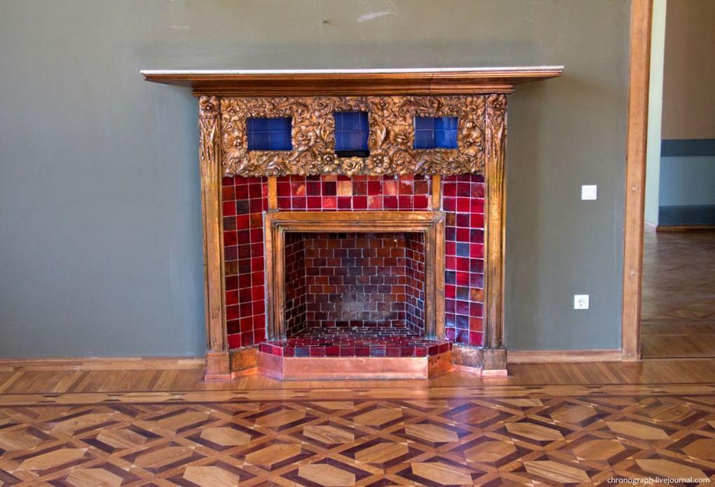 Камин, декорированный медными маками, в особняке А. Курлиной в Самаре