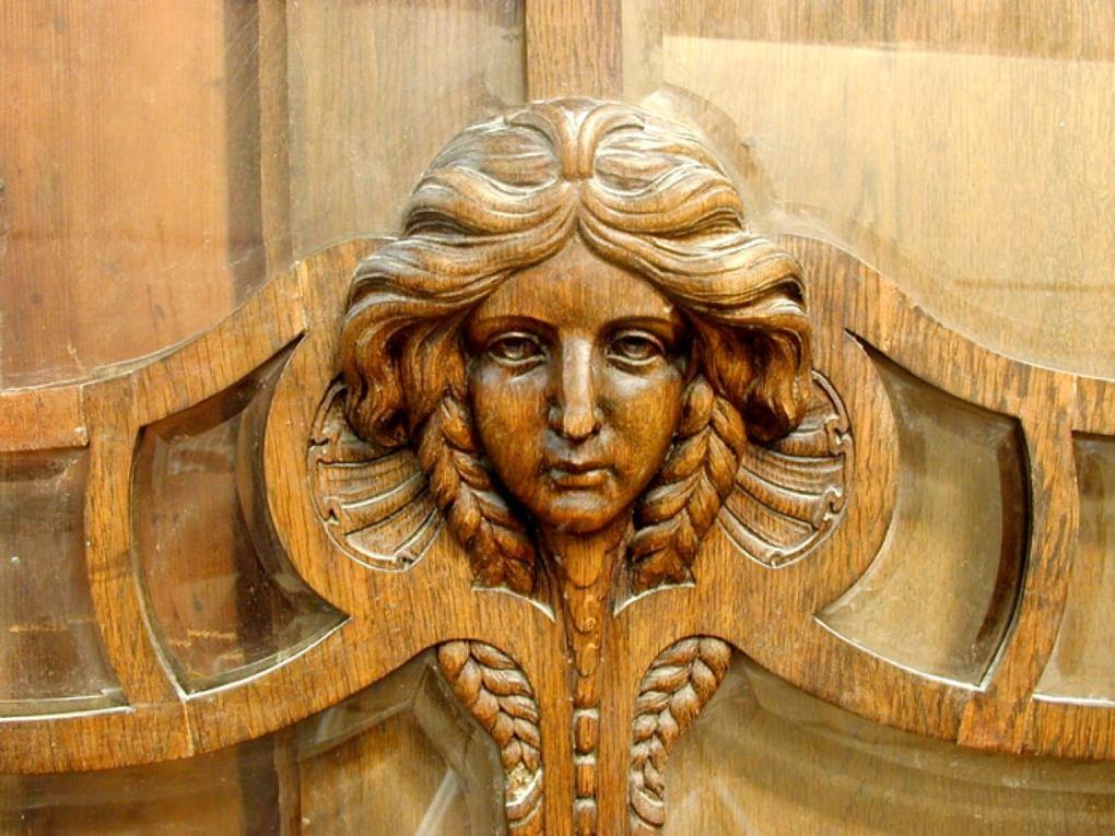 Деревянный маскарон в интерьере. Особняк А. Курлиной, Самара