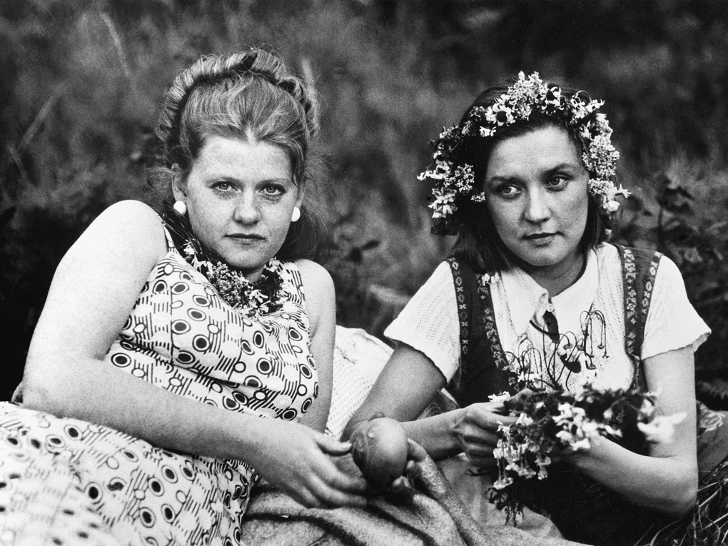 Актрисы Вера Алентова (справа) в роли Кати и Ирина Муравьева в роли Люды в художественном фильме Владимира Меньшова «Москва слезам не верит». Фотография: фотохроника ТАСС