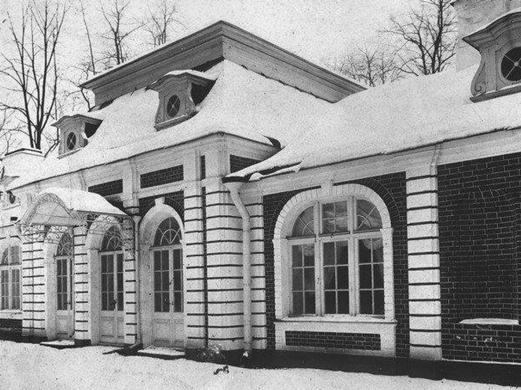 Монплезир. Банный корпус. Западный фасад. Петергоф, Санкт-Петербург. Архитектор Эдуард Ган. 1866. Фотография: В.М. Федоров / Государственный музей-заповедник «Петергоф», Санкт-Петербург