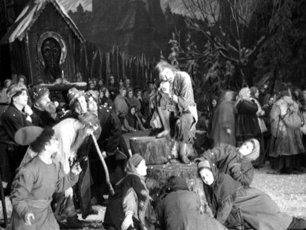 Иван Козловский (в центре) в роли Юродивого в опере Mодеста Мусоргского «Борис Годунов». 1948–1949. Государственный академический Большой театр России, Москва. Фотография: Семен Мишин-Моргенштерн / Мультимедиа арт музей, Москва
