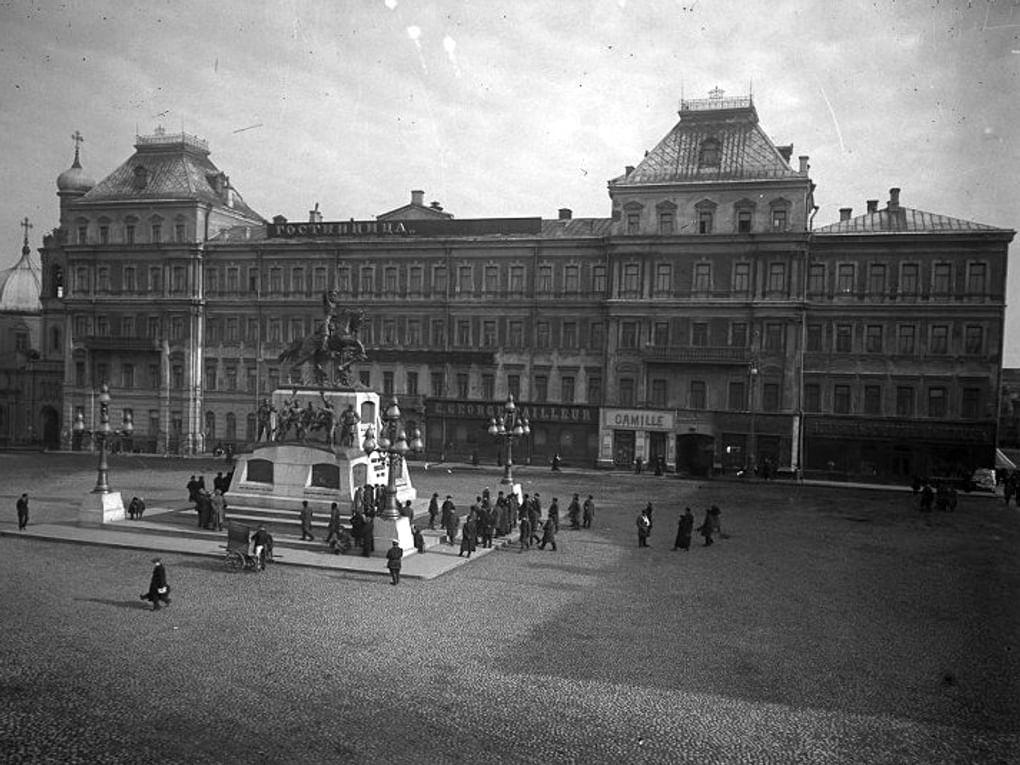 Гостиница «Дрезден» и памятник Михаилу Скобелеву. Москва, 1-я треть ХХ века. Фотография: Эмилий Готье-Дюфайе / Государственный научно-исследовательский музей архитектуры им. А.В. Щусева, Москва
