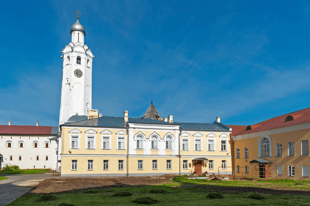 Часозвоня и Владычная палата в Новгородском кремле, Великий Новгород. Фотография: Александр Щепин / фотобанк «Лори»