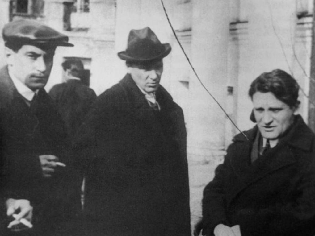 Слева направо: писатели Валентин Катаев, Михаил Булгаков, Юрий Олеша на похоронах Владимира Маяковского. 17 апреля 1930. Фотография: Илья Ильф / askbooka.ru