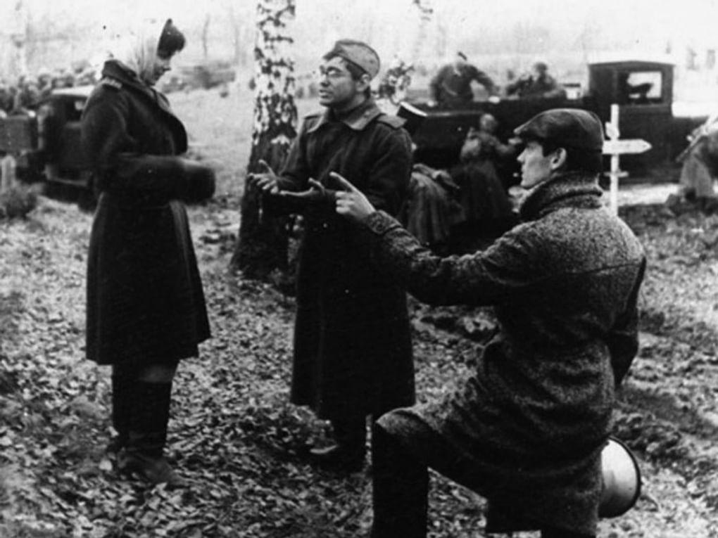 Слева направо: актриса Валентина Малявина, режиссер и сценарист Андрей Кончаловский и Андрей Тарковский на съемках художественного фильма Андрея Тарковского «Иваново детство». Москва, 1962 год. Фотография: Государственный центральный музей кино, Москва