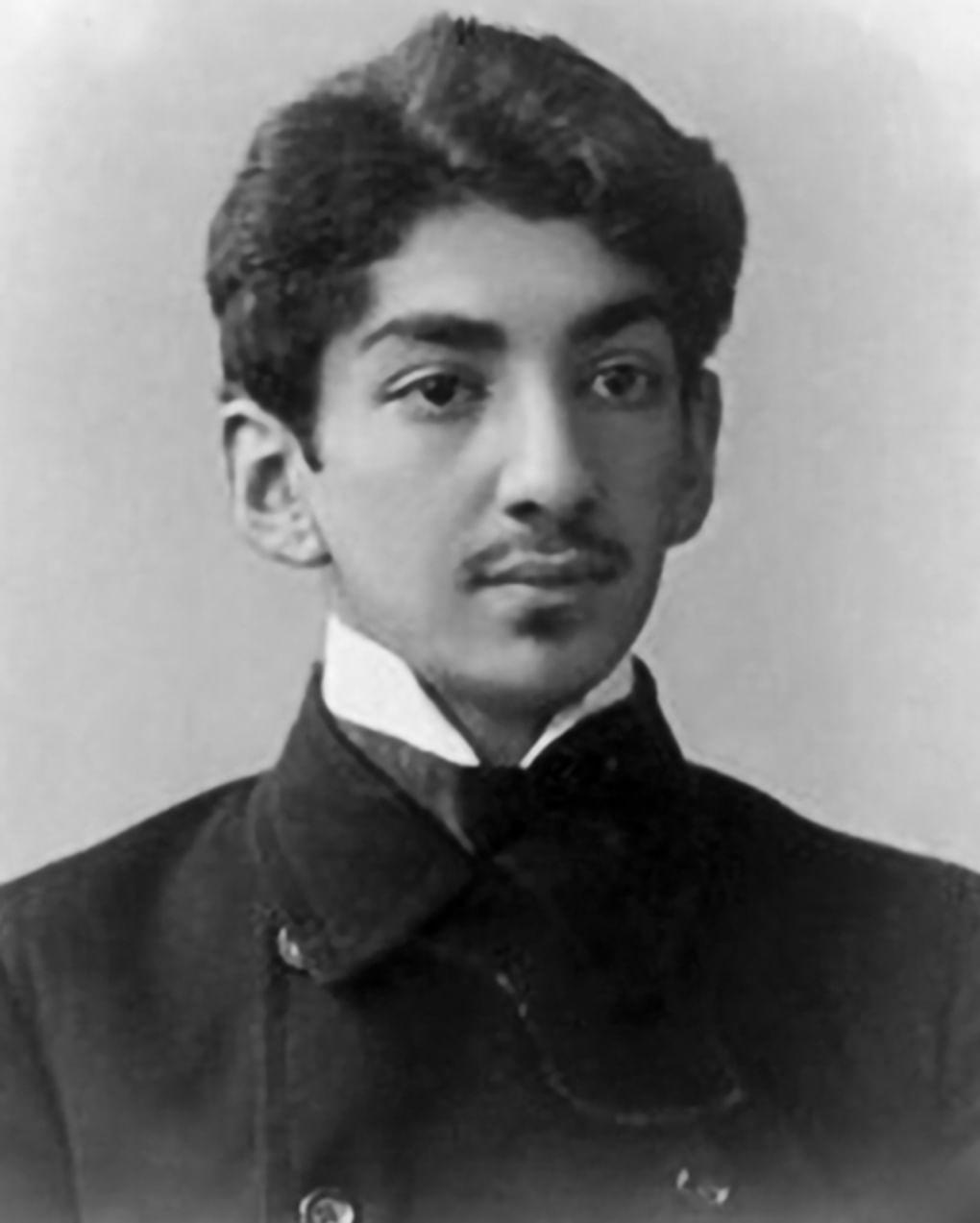 Георгий Якулов. 1901 год. Фотография из личного дела студента Московского училища живописи, ваяния и зодчества. Фотография: Российский государственный архив литературы и искусства / <a href="https://commons.wikimedia.org/wiki/File:G._Yakulov._1901.jpg" target="_blank" rel="noopener">Wikimedia Commons</a> / <a href="https://creativecommons.org/publicdomain/mark/1.0/deed.ru" target="_blank" rel="noopener">Public domain</a>