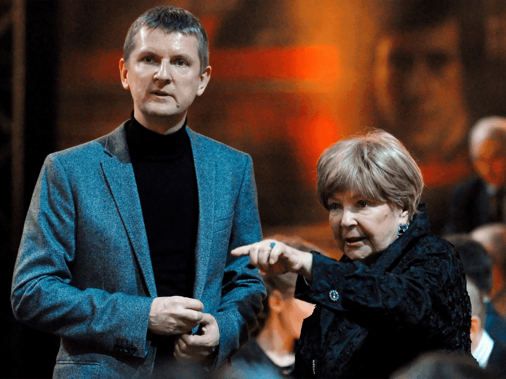 Актриса Ольга Аросева и глава дирекции музыкального вещания Первого канала Юрий Аксюта на церемонии награждения лауреатов премии имени Владимира Высоцкого «Своя колея» в телецентре «Останкино». Фотография: Алексей Филиппов / ТАСС