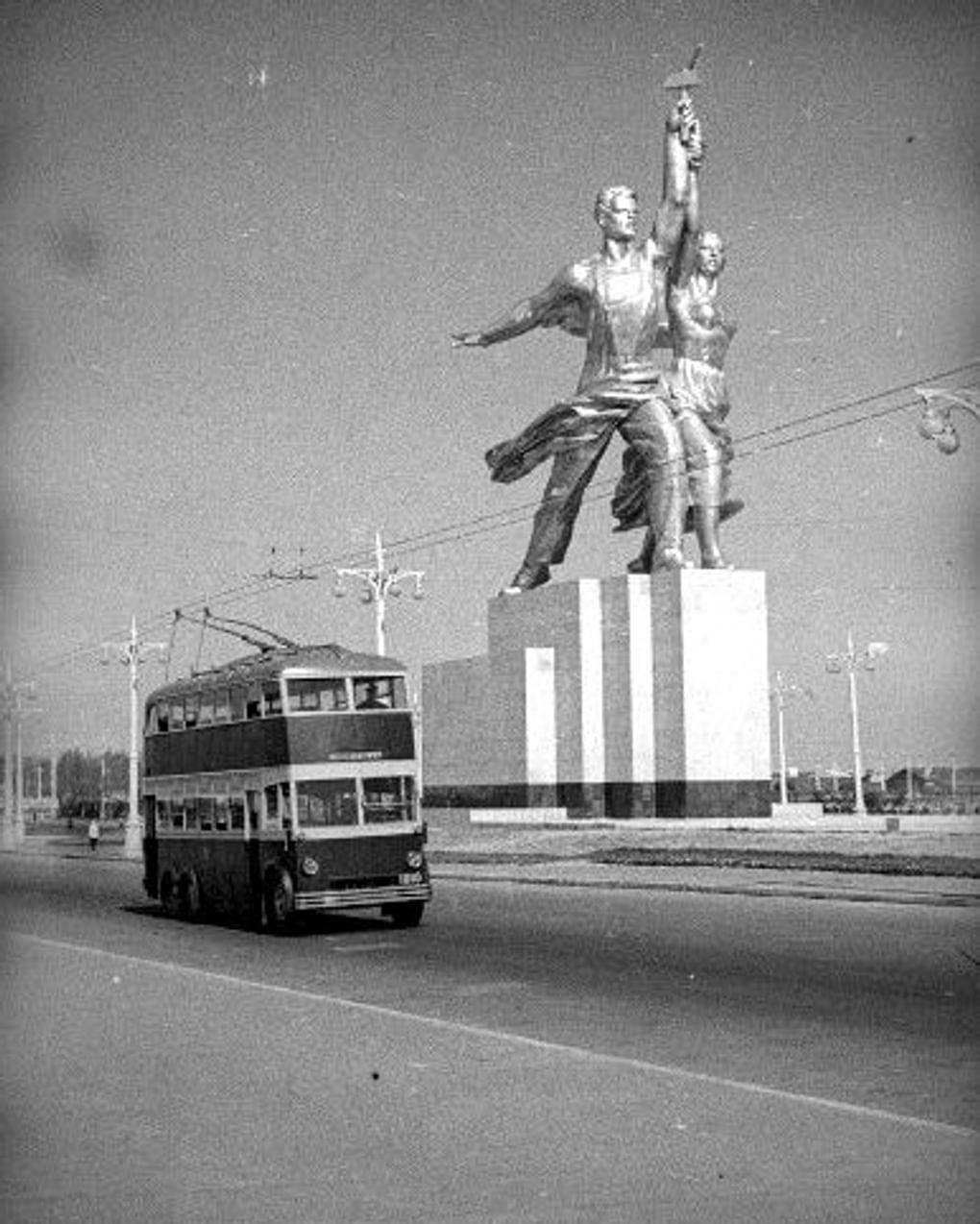 Скульптура Веры Мухиной «Рабочий и колхозница» перед Всесоюзной сельскохозяйственной выставкой. Москва, 1940 год. Фотография: Эммануил Евзерихин / Мультимедиа Арт Музей, Москва