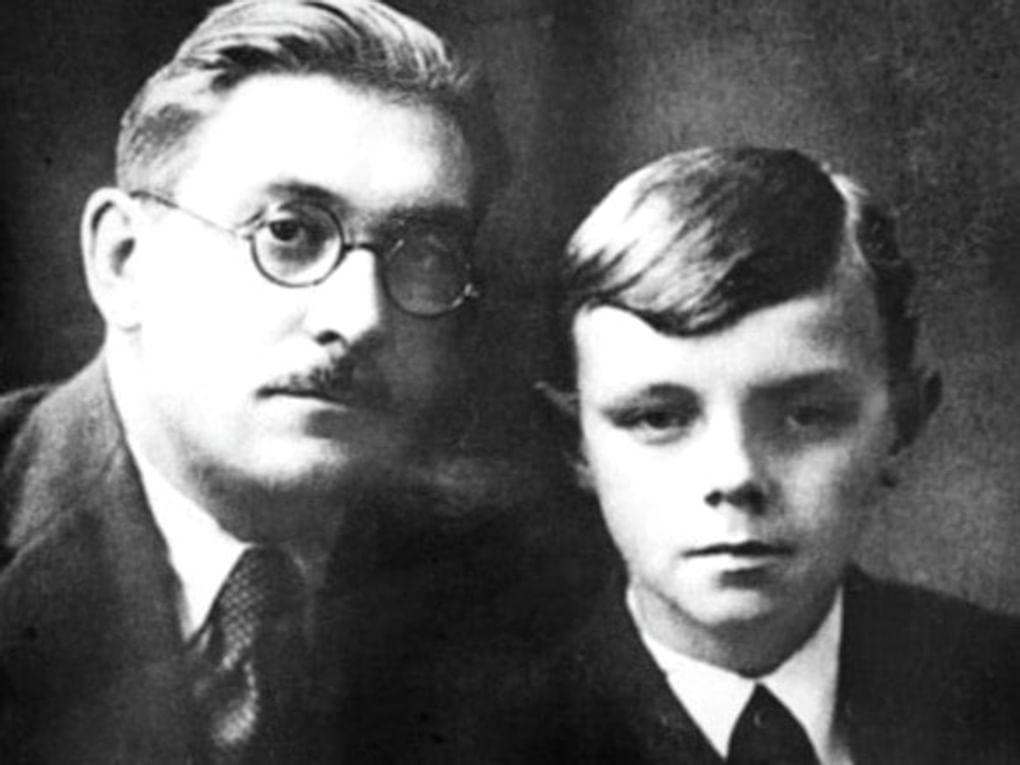 Кирилл Лавров с отцом – актером Юрием Лавровым. Фотография: семейный архив / sobesednik.ru
